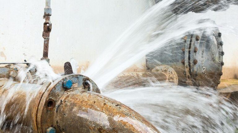 Water pipe damage disrupts traffic on San Antonio highway – MySA