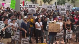 ‘The US is in distress’: Hundreds gather in downtown SA to protest immigration policy, ICE crackdowns – KENS5.com