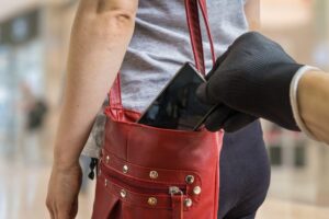 Store employee caught buying stolen cell phones in undercover operation, police say – MySA
