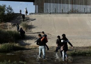 Smuggling Migrants at the Border Now a Billion-Dollar Business (Published 2022) – The New York Times