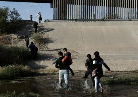 Smuggling Migrants at the Border Now a Billion-Dollar Business (Published 2022) – The New York Times