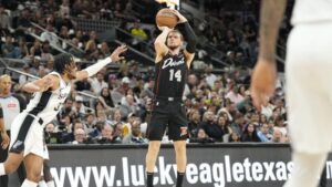 Report: Spurs Sign Free Agent Guard Malachi Flynn to Non-Guaranteed Deal – Sports Illustrated