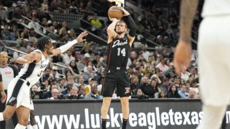 Report: Spurs Sign Free Agent Guard Malachi Flynn to Non-Guaranteed Deal – Sports Illustrated
